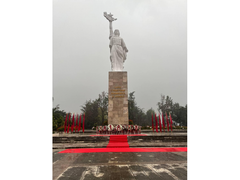 О торжественной церемонии возложения венка к мемориалу «Мать Албания»