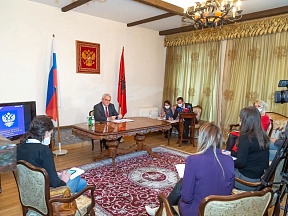 Konferenca për shtyp e Ambasadorit rus në Shqipëri Mikhail Afanasiev për mediat shqiptare. Tiranë, 4 shkurt 2022
