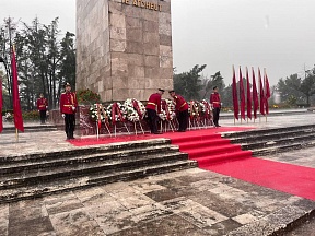 Për ceremoninë solemne të vendosjes së kurorës në memorialin “Nëna Shqipëri” Për ceremoninë solemne të vendosjes së kurorës në memorialin “Nëna Shqipëri”